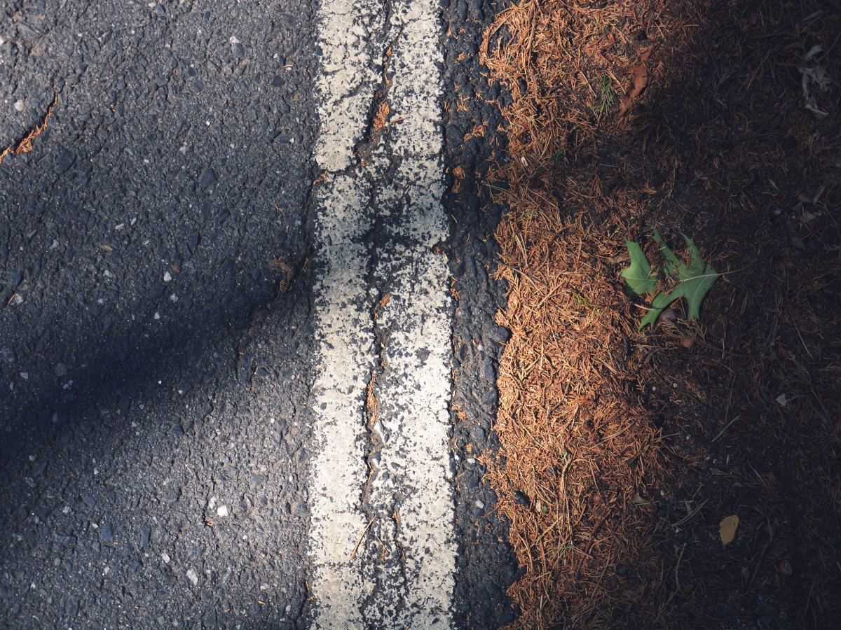 Sorriso encantador, dor e lágrimas no&nbsp;interior